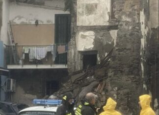 Torre del Greco, crolla il tetto di un edificio per il maltempo: evacuate 8 famiglie