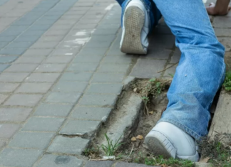 Cadde in una buca e si lesionò spalla e bacino: 50mila euro di risarcimento ad un uomo