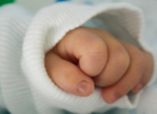 Bimbo di 2 mesi trovato morto nella culla: terribile scoperta della madre