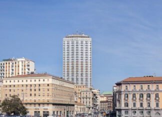 Precipita dal 30° piano dell’Hotel Ambassador e muore: mistero per una 52enne