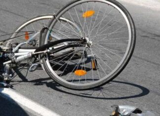 Auto investe una bicicletta: un 16enne si fa male