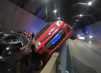 Auto arriva a 150 km/h, sbatte e per poco non sale sul newjersey. LA FOTO