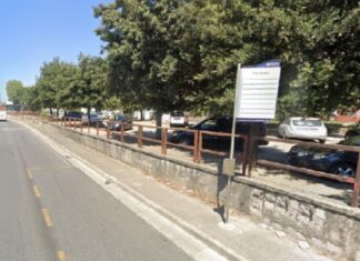 Studente rapinato alla fermata dei bus