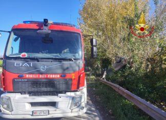Perde il controllo dell’auto e finisce fuori strada, muore 31enne