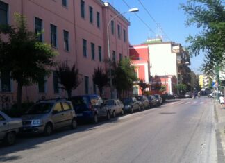 Ladro ruba l’auto di un’anziana e nella fuga travolge un centauro