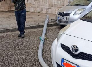 Caserta, un lampione cade al Rione Acquaviva e sfiora un’auto