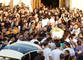 Funerale Santo Romano, il vescovo: “Signore, paralizza le mani di chi vende le pistole”