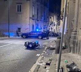 Torre del Greco. Scontro tra un’auto e due scooter, centauro in gravi condizioni