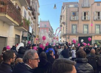 Urla strazianti ai funerali di Aurora e Sara, le gemelle morte nell’esplosione di Ercolano