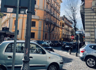 Natale ‘al buio’: zona collinare di Napoli senza luminarie