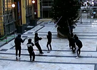 Teppisti vestiti come i ninja tentano di rubare l’Albero di Natale alla Galleria Principe