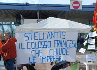 Stellantis, a Pomigliano la rabbia dei lavoratori che bloccano i cancelli