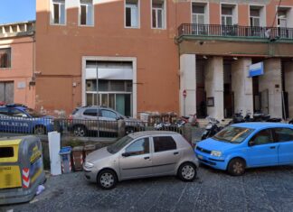 I clan dei Quartieri minacciano la polizia: insulti scritti sulle auto degli uomini in divisa