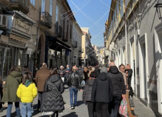 Saldi al via, code per i centri commerciali