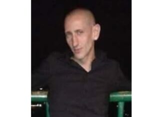 Ponticelli, stupefacenti nascosti nelle buste della spesa sotto le auto: bloccato un 38enne. LA FOTO