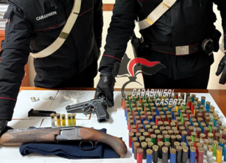 Armi, narcotici e proiettili in casa: diciannovenne finisce ai domiciliariRinvenuti un fucile a canne mozze, una pistola a salve, cocaina, hashish e marijuana