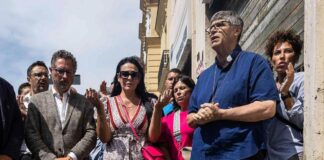 Il parlamentare di Alleanza Verdi e Sinistra Francesco Emilio Borrelli, Daniela Di Maggio e don Maurizio Patriciello