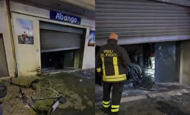 Incendio in un capannone di bici elettriche