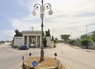 Si oppone alla rapina del cellulare: 13enne pestato da una baby gang a Volla