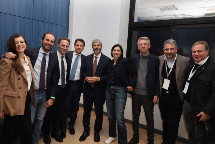 Foto di gruppo per Roberto Fico