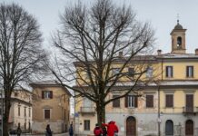 Natale: gli alberi all’uncinetto colorano l’Italia Tradizione sostenibile
