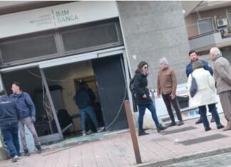 Aversa, assalto alla banca BdM di via Saporito: sfondata la vetrata con un furgone Banca Bdm ad Aversa