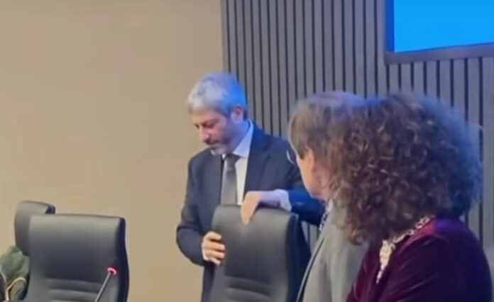 Roberto Fico, proclamazione mentre si siede