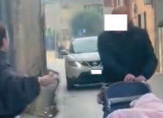 Il volto tumefatto, un bambino in braccio e il compagno che le urla contro in strada: lite a S. Cipriano