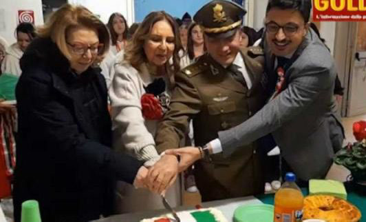 Tricolore alzabandiera al Giordani di Caserta torta