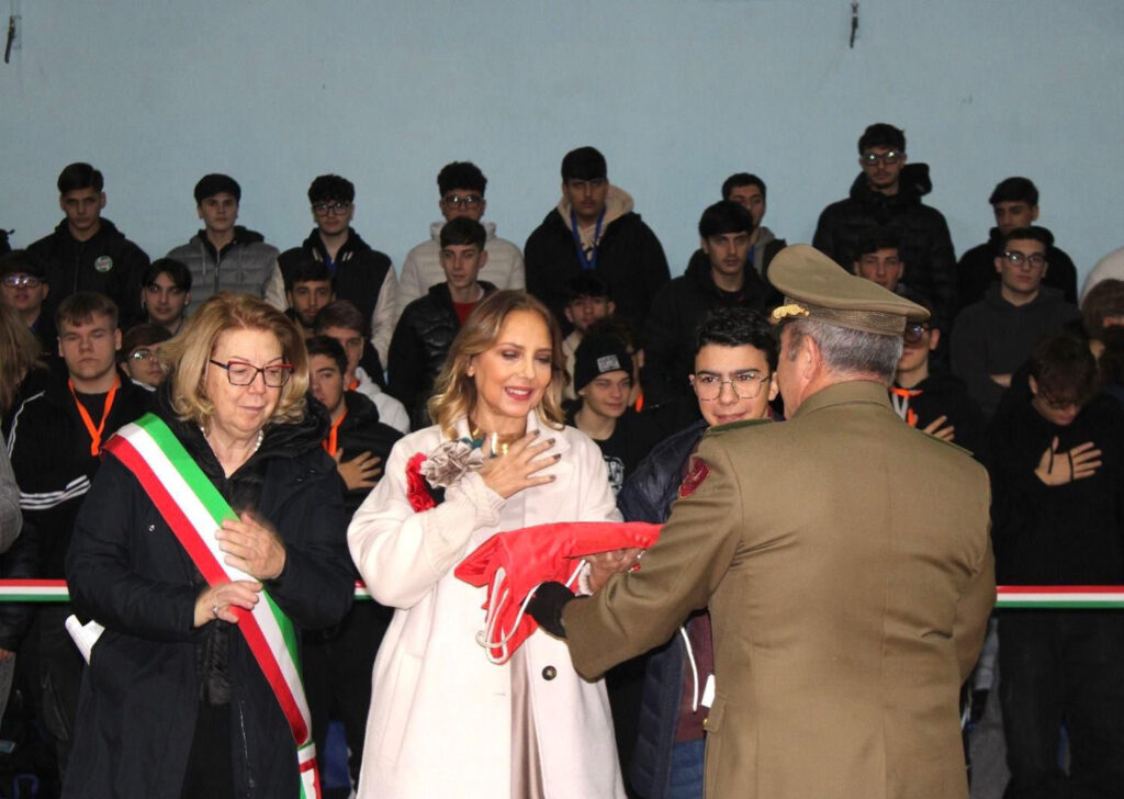 Valentino De Simone consegna bandiera ad Antonella Serpico