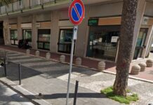 Afragola, auto come ariete per sfondare l’ingresso della banca Bper