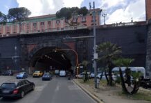 Si lancia nel vuoto in via Acton tra decine di auto e turisti