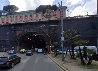 Si lancia nel vuoto in via Acton tra decine di auto e turisti