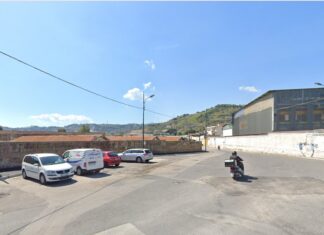 Accoltellato in strada a 17 anni da una gang di dieci ragazzi ad Agnano