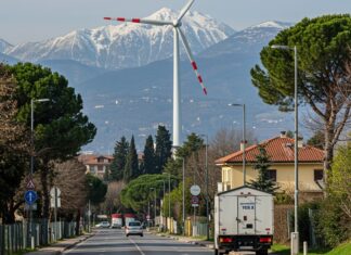 Tassa Ue sulla CO₂: rincari su benzina e case costi emissioni