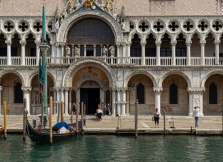 Turismo insostenibile