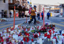 Strage di Capodanno a Crans-Montana: 3 vittime italiane identificate, indagati gestori per omicidio colposo A skier passes candles near the sealed off Le Constellation bar in Crans-Montana, Swiss Alps, Switzerland, Saturday, Jan. 3, 2026, where a devastating fire left dead and injured during the New Year's celebrations. (AP Photo/Baz Ratner)