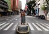 Blitz a Caracas, Maduro in cella a New York: “La Dottrina Monroe è tornata” A supporter of Venezuelan President Nicolas Maduro stands on a median strip waving a national flag in Caracas, Venezuela, Saturday, Jan. 3, 2026, after U.S. President Donald Trump announced that Maduro had been captured and flown out of the country. (AP Photo/Ariana Cubillos)