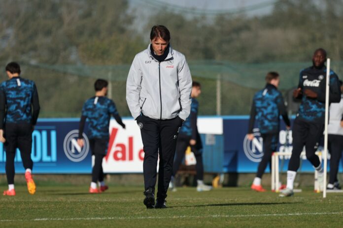 Antonio Conte pensieroso Antonio Conte pensieroso