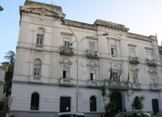 Ombra della camorra su Castellammare: il Prefetto invia la commissione d’accesso al Comune Il Municipio di Castellammare di Stabia Palazzo Farnese (© WikiMedia Commons)