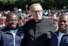 Raffaele Nogaro con due migranti