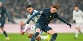 FC Copenhagen's Mohamed Elyounoussi, left, and Napoli's Scott McTominay battle for the ball during the Champions League group stage soccer match between FC Copenhagen and Napoli in Copenhagen, Tuesday, Jan. 20, 2026. (Liselotte Sabroe/Ritzau Scanpix via AP)