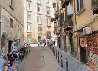 Decumani, il centro storico stretto nella morsa delle baby gang. Un 17enne aggredito e ferito al volto dal branco