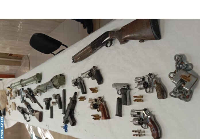 Le armi sequestrate dalla polizia di Stato Le armi sequestrate dalla polizia di Stato
