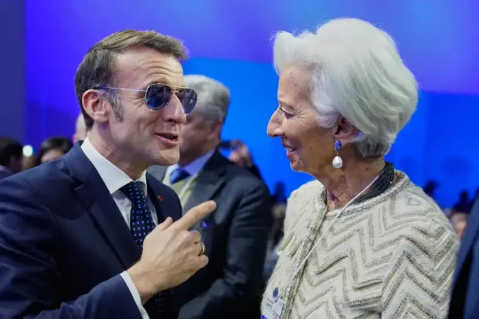 Emmanuel Macron e Christine Lagarde al Forum di Davos (foto Lapresse)