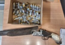 Entra in commissariato armato di fucile: immobilizzato dopo una violenta colluttazione Fucile a carne mozza