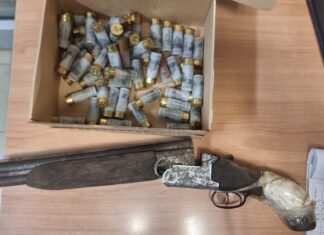 Entra in commissariato armato di fucile: immobilizzato dopo una violenta colluttazione Fucile a carne mozza