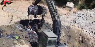 Camion prende i rifiuti