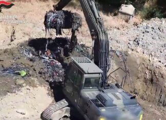 Camion prende i rifiuti