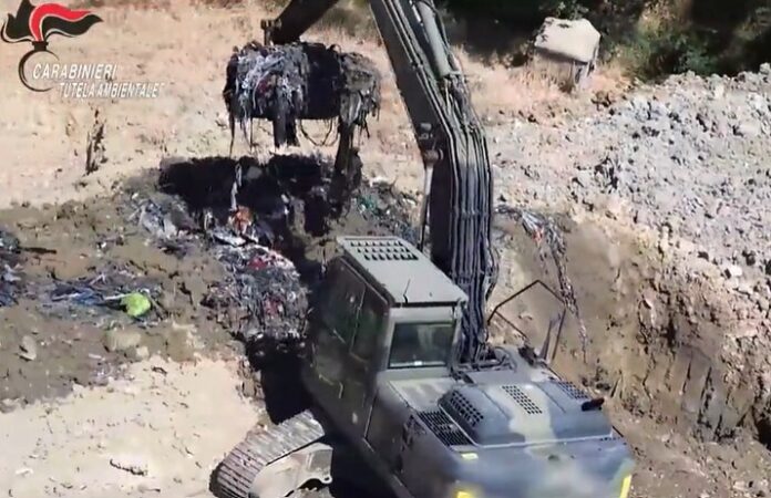 Camion prende i rifiuti